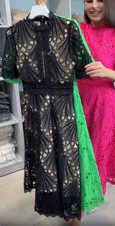 Robe courte à col montant et manches courtes en dentelle ajourée pour femme