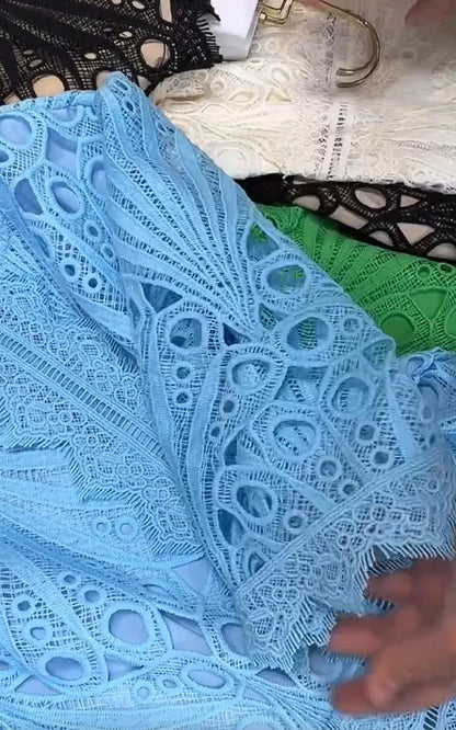 Robe courte à col montant et manches courtes en dentelle ajourée pour femme