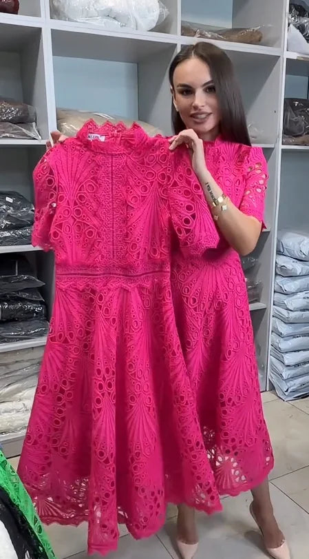 Robe courte à col montant et manches courtes en dentelle ajourée pour femme
