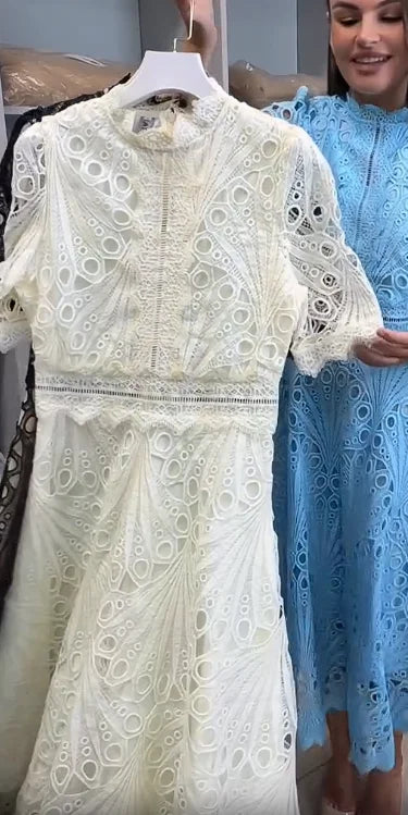 Robe courte à col montant et manches courtes en dentelle ajourée pour femme