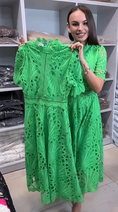 Robe courte à col montant et manches courtes en dentelle ajourée pour femme